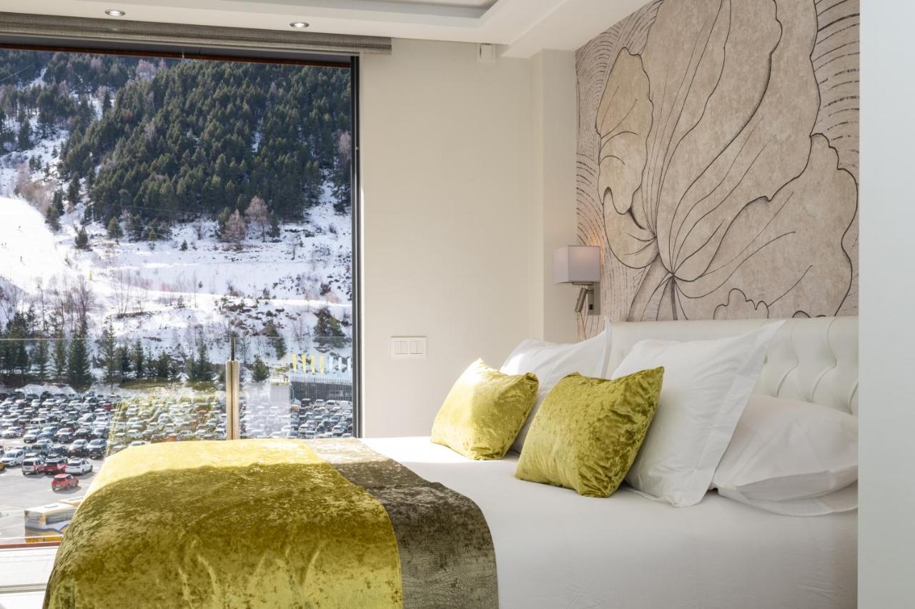 The Mirror & Luxury * El Tarter