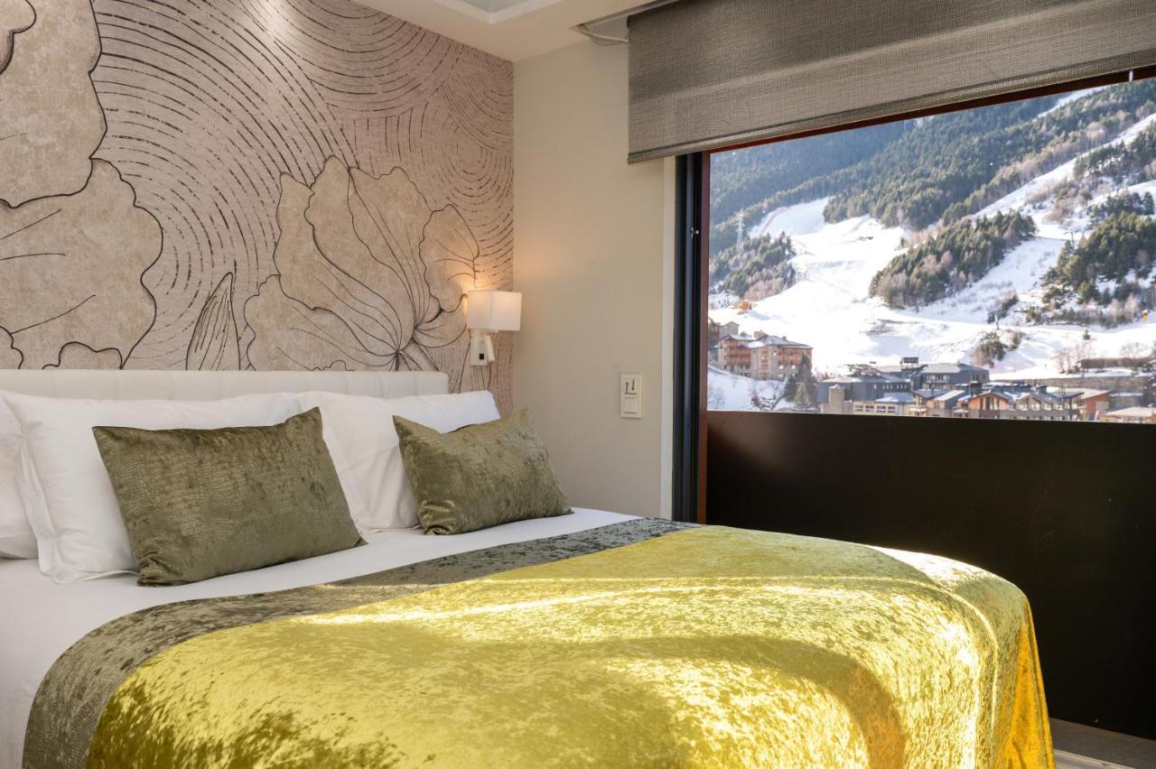 The Mirror & Luxury * El Tarter