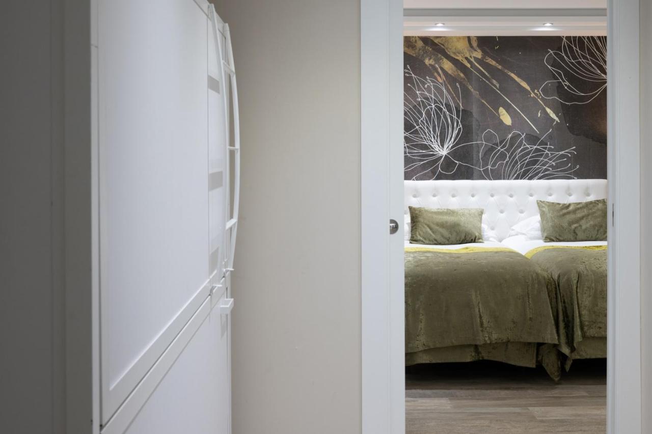 The Mirror & Luxury *
